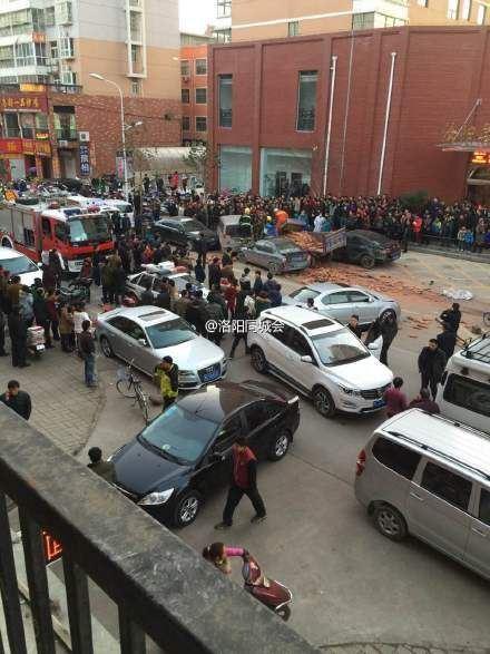 拉磚車失控撞路人