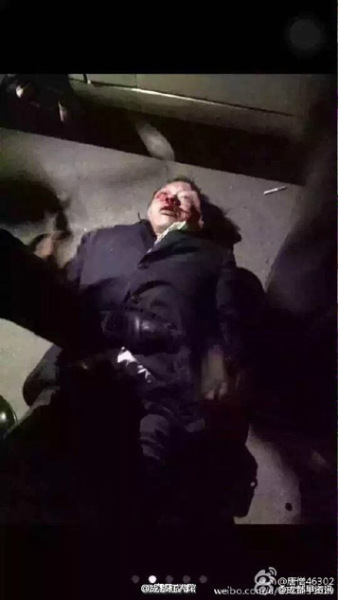 人販子當街搶娃被群眾圍毆