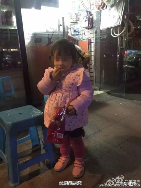 人販子當街搶娃被群眾圍毆