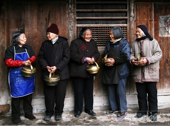 老太點(diǎn)火囪取暖