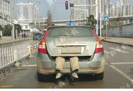 后備箱露出人腿