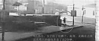 少女街邊產子后遺棄