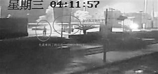 少女街邊產子后遺棄