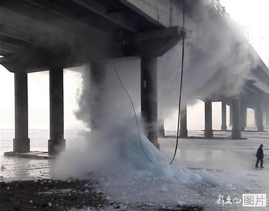 吉林鏟除巨型冰柱