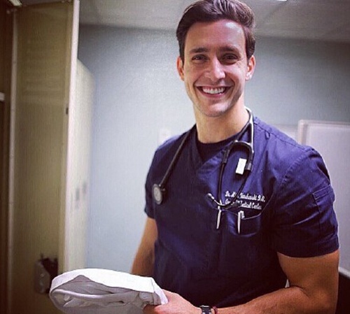 全球最帥醫(yī)生走紅