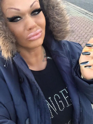 女子奇特紋眉爆紅