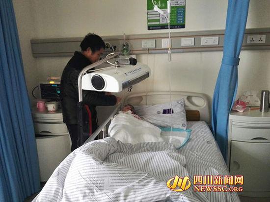 女孩烤火栽進煤爐