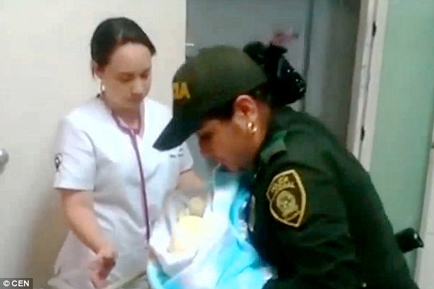 女警森林發(fā)現(xiàn)棄嬰 為其哺乳