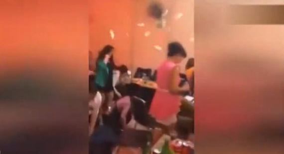 同學(xué)聚會(huì)炫富撒錢