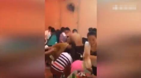 同學(xué)聚會(huì)炫富撒錢