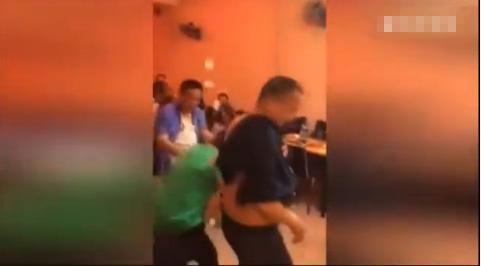 同學(xué)聚會(huì)炫富撒錢