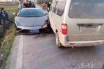 義烏蘭博基尼和面包車相撞慘了 五菱之光撞豪車