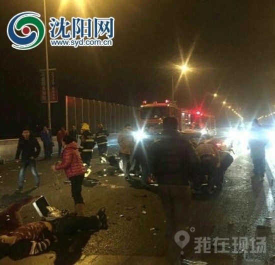 轎車沖入圍觀人群造成多人受傷