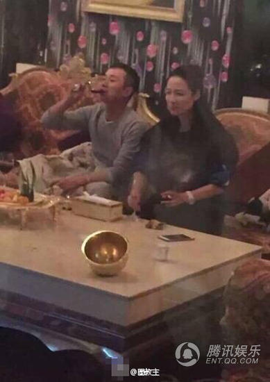 文章和女同學(xué)聚會