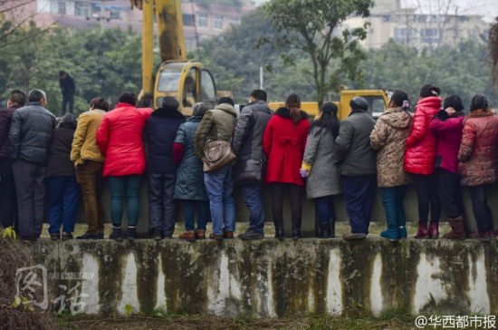 市民打撈墜河出租