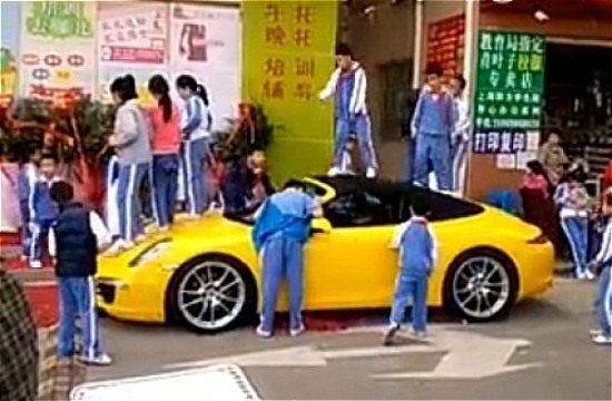 保時(shí)捷911成蹦床