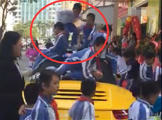 保時(shí)捷911成蹦床