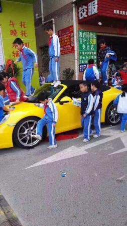 保時(shí)捷911成蹦床