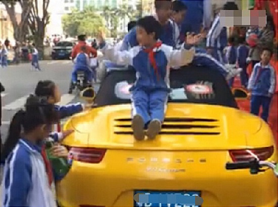 保時(shí)捷911成蹦床