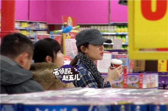 劉亦菲帶助理逛街