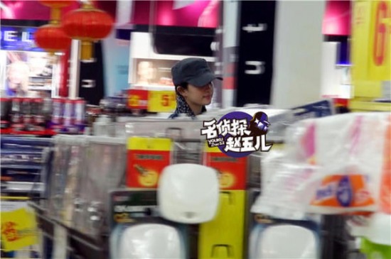 劉亦菲帶助理逛街