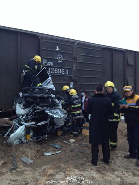 西安轎車火車相撞
