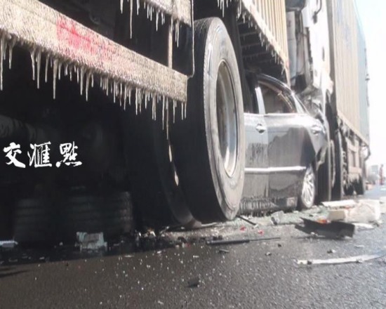 轎車遭貨車夾擊