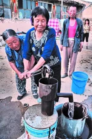 富豪讓兒子去農村體驗貧窮