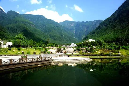 富豪讓兒子去農村體驗貧窮