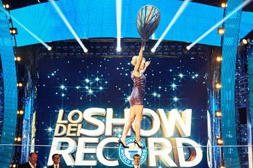 美女高跟鞋走鋼絲