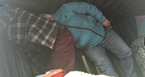 溫州高速交警查獲超載 車上人員假扮假人被識破