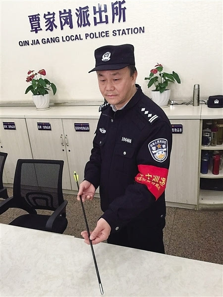 老太散步時中箭