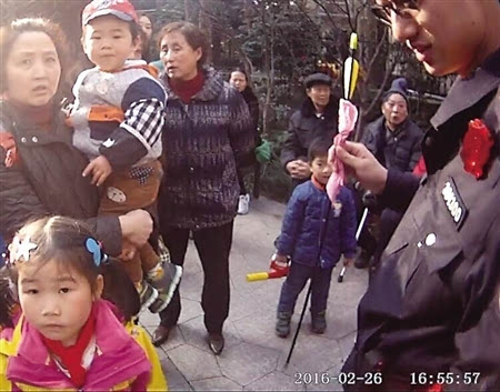 老太散步時中箭