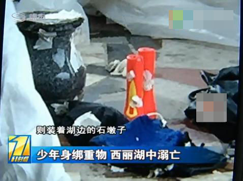 而在小林的背包里則裝著湖邊的石墩子。