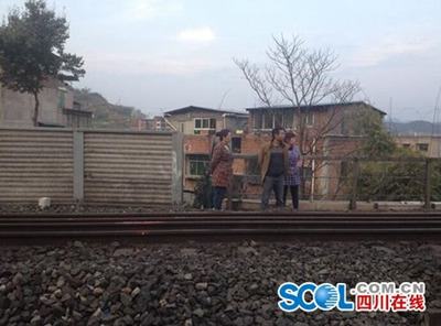 坐鐵軌曬太陽被撞