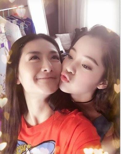 謝娜合影歐陽娜娜