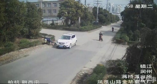 習武小伙被撞無礙