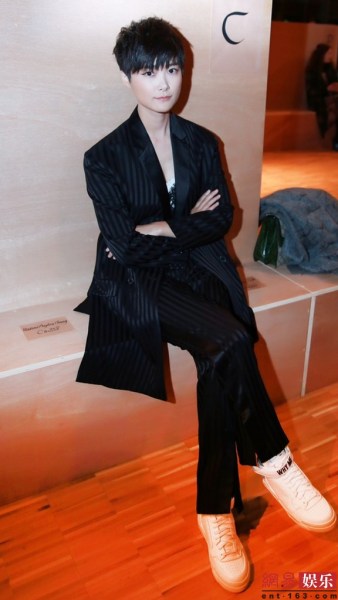 李宇春現身巴黎時裝周