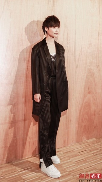 李宇春現身巴黎時裝周