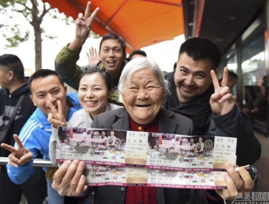 老太凌晨為兒買票