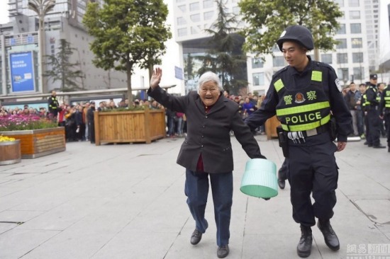 老太凌晨為兒買票