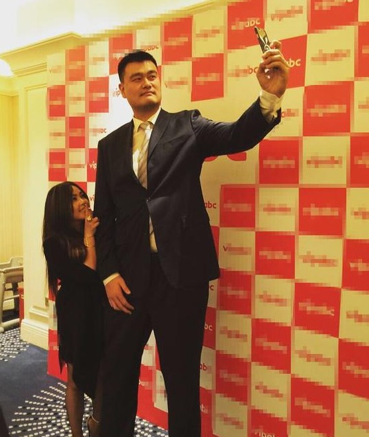 用姚明當(dāng)自拍桿