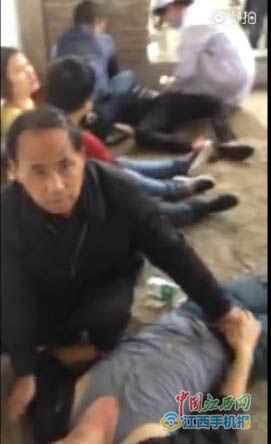 曝市民掃墓被雷擊