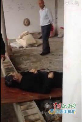 曝市民掃墓被雷擊