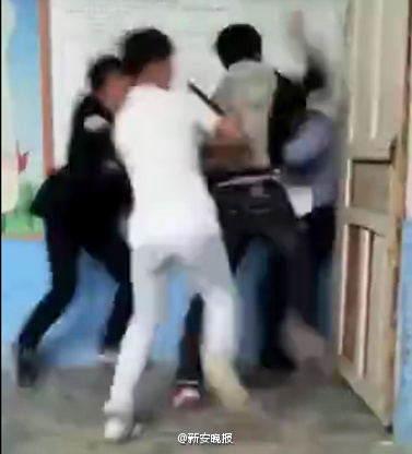 中學學生群毆老師