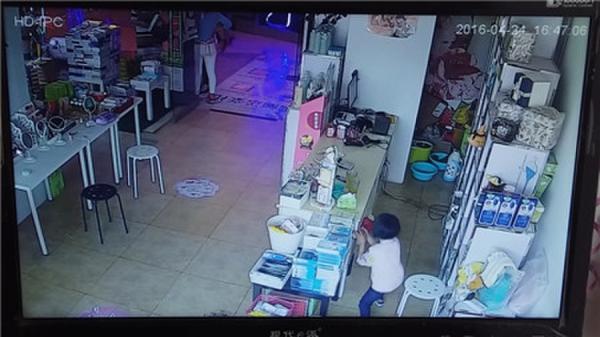 女童5秒偷走手機