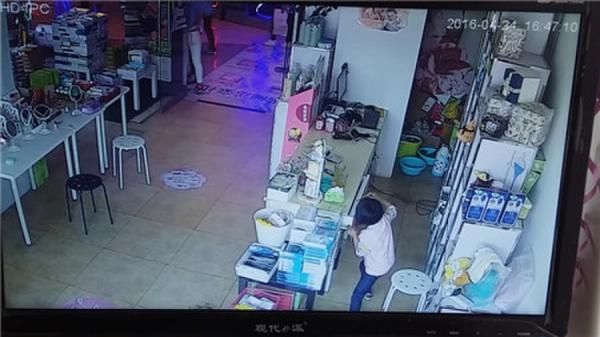 女童5秒偷走手機