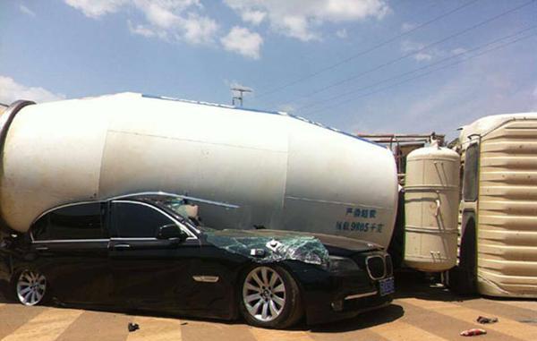 攪拌車壓扁寶馬車