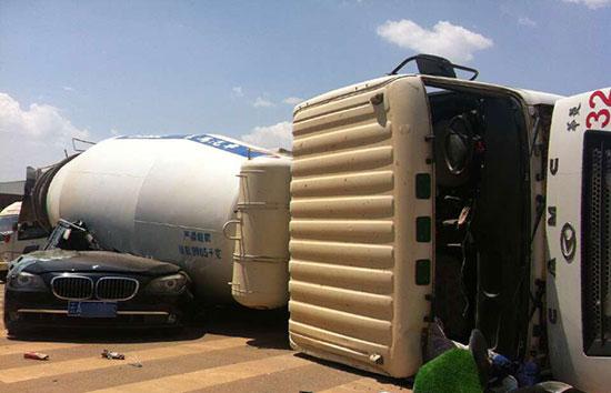 攪拌車壓扁寶馬車