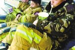 消防員捧泡面睡著 化工廠火災(zāi)